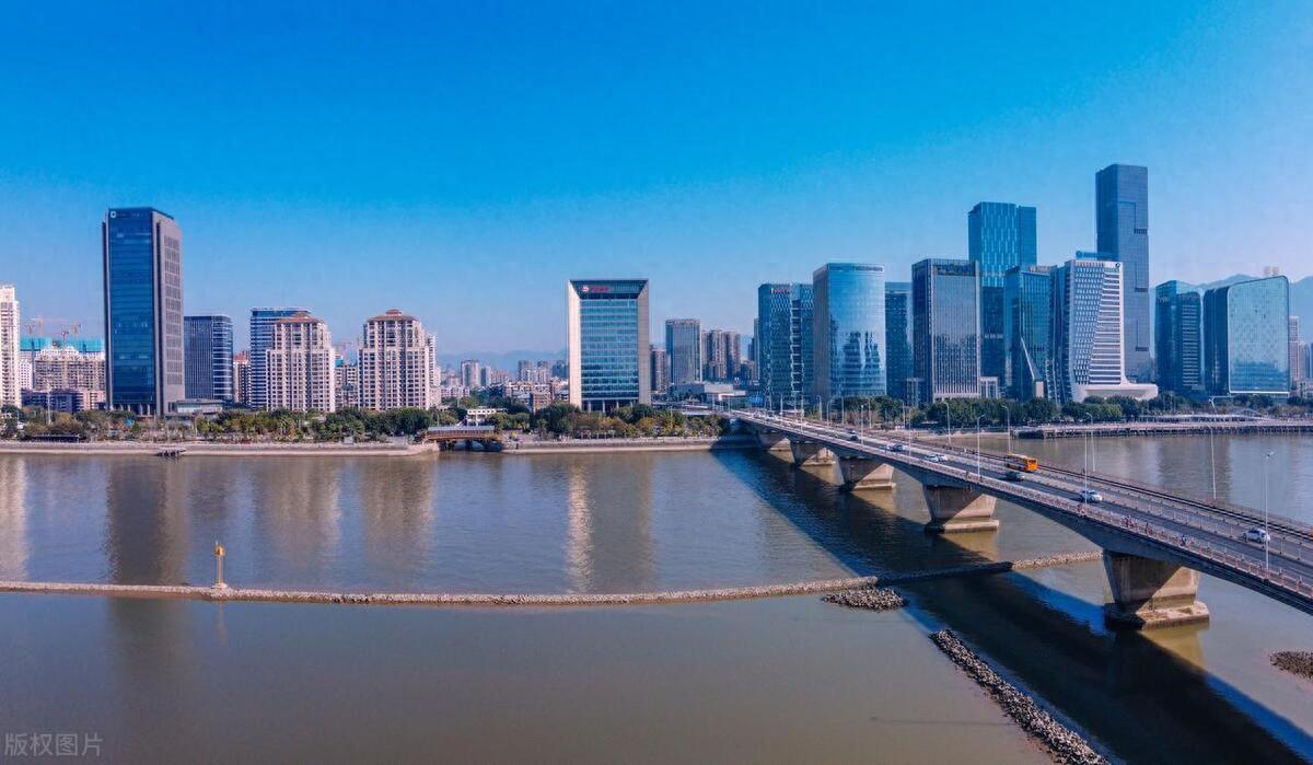 相同片区的一手房与二手房之间，一手房的价格往往会略高于二手房，原因在于：一手新房