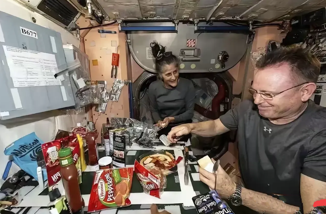 据说，美国滞留在国际空间站的两名航天员，他们大变样了。有网友发布了他们的近期动态