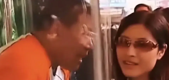 很不理解一件事，郭德纲的父亲是警察，母亲是教师，他为什么会有沦落到在北京出租屋里