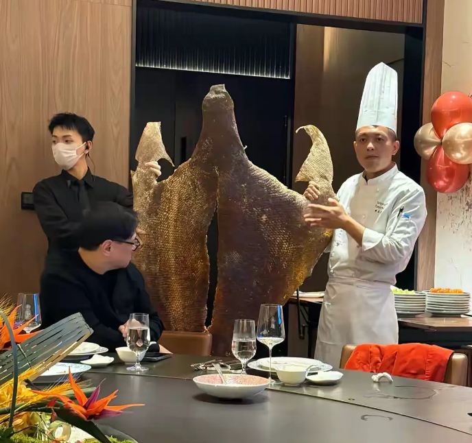 我要拿出这道菜，阁下该如何应对？