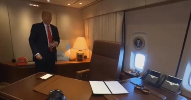 特朗普“空军一号”办公室曝光！
办公室有一张弧形的桌子，老板椅，两部固定电话，固