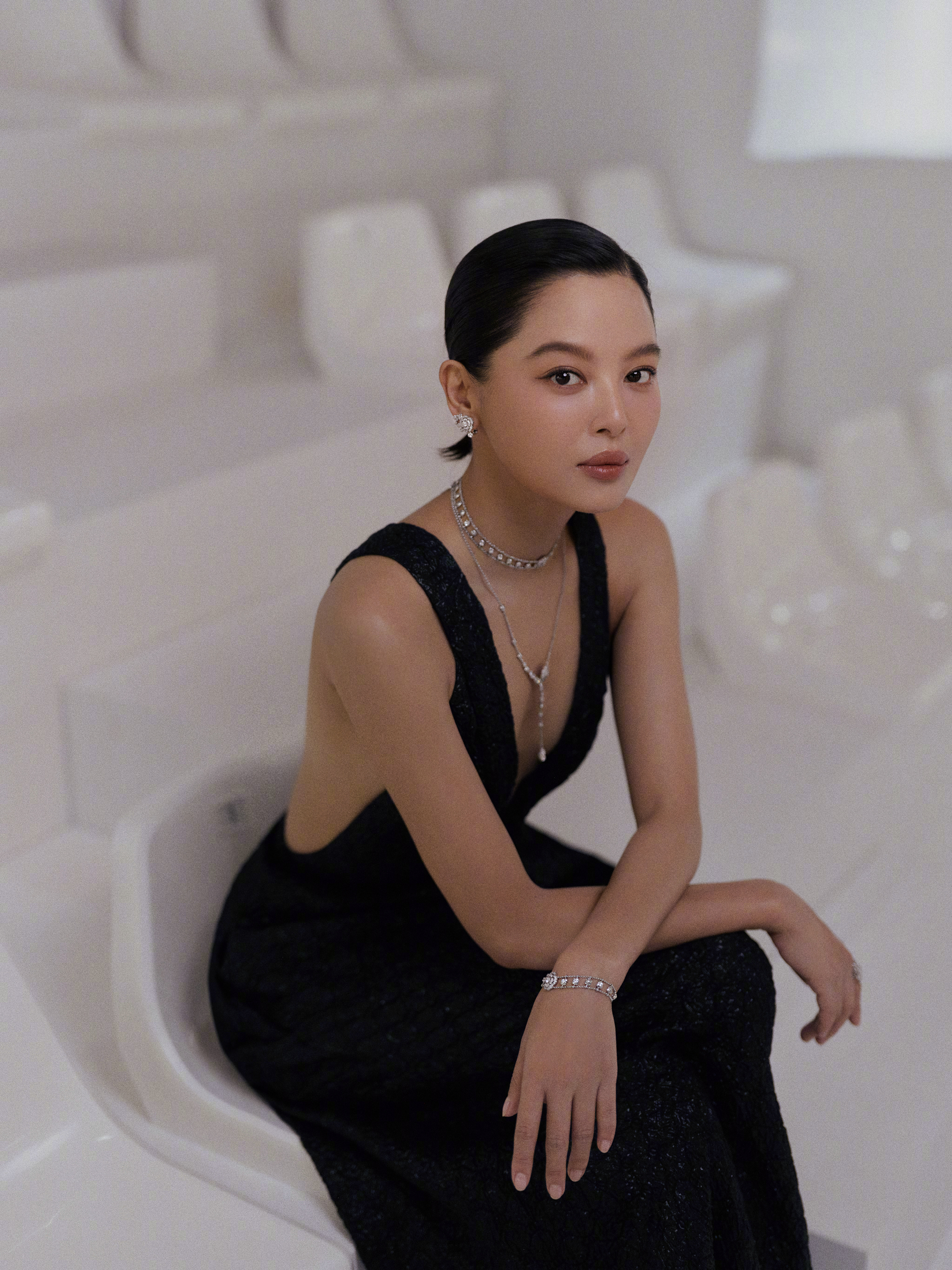 辛芷蕾黑色深V长裙，暗夜玫瑰性感成熟 
