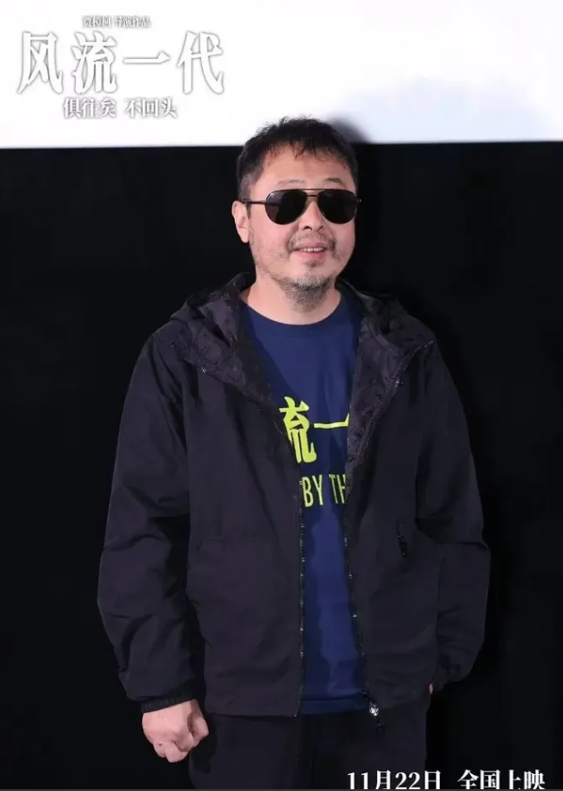 贾樟柯能在电影圈这么多年实属神奇。带着新电影《风流一代》又进了电影市场，他自己也