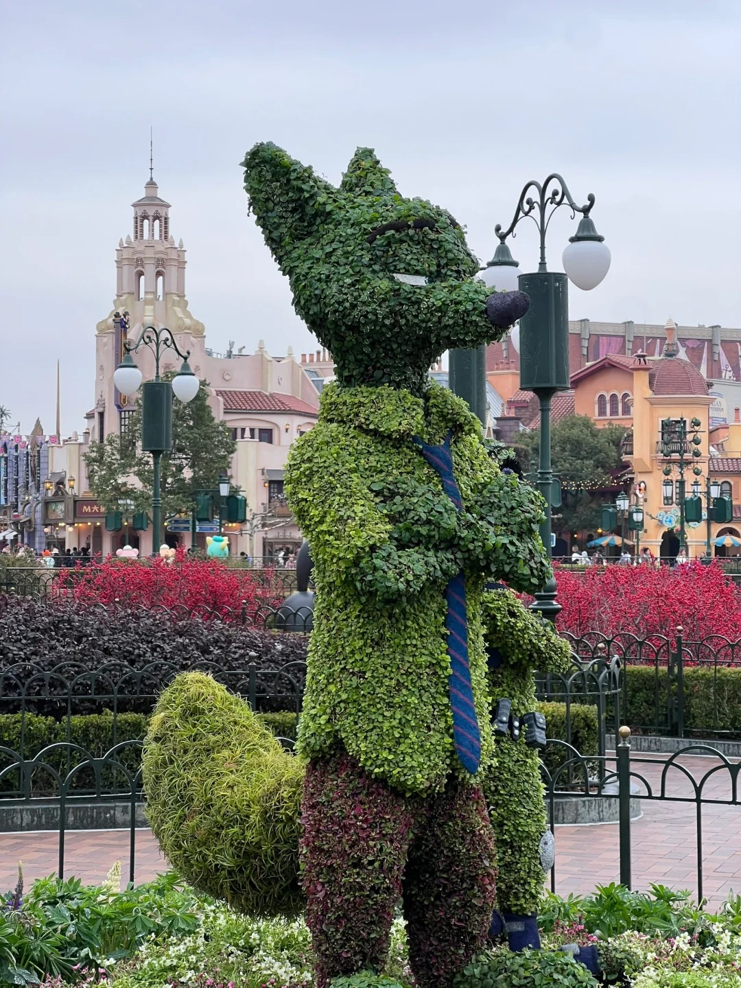 迪士尼最有趣的是情侣吵架
诶嘿嘿
走着走着遇到两对了
比设施的乐子大