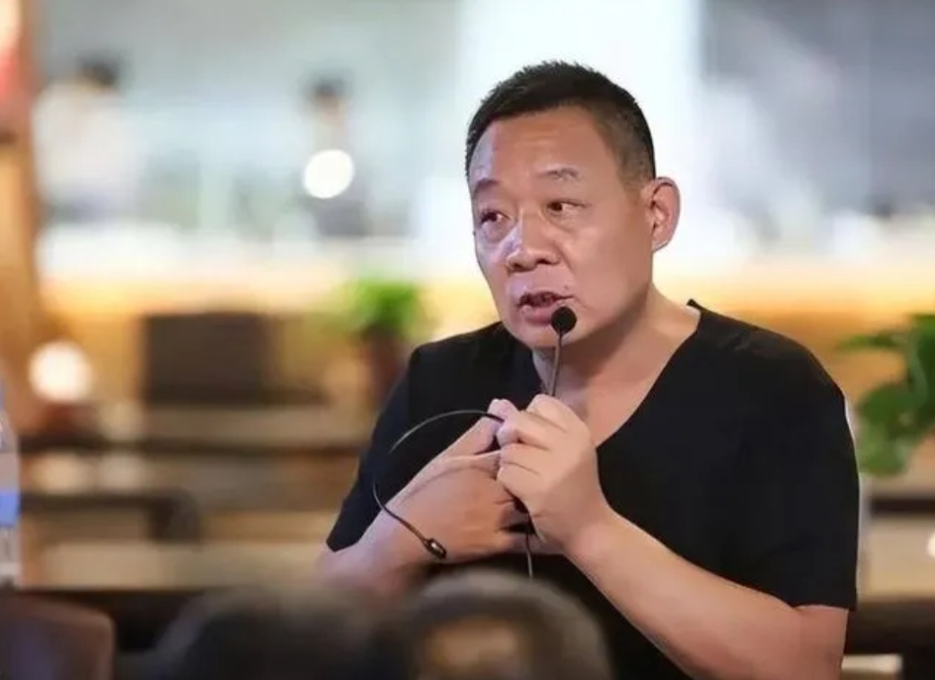 胖东来老总霸气宣布：员工结婚不靠父母要彩礼、买车买房。不得不说一个企业的老板敢说