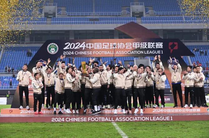 足协闹出大乌龙？中甲冠军奖牌也能发错？
本赛季的中甲联赛，云南玉昆获得冠军。第3