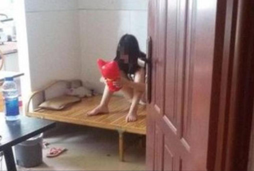 广东珠海，一男子强行与女下属在出租屋内发生了关系后，女下属并未报警，直到第33次