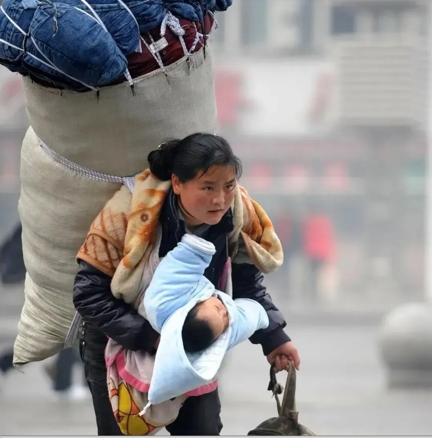 非常扎心的一段话：
父母给孩子钱，孩子笑了，
孩子给父母钱，父母却哭了，
父母给
