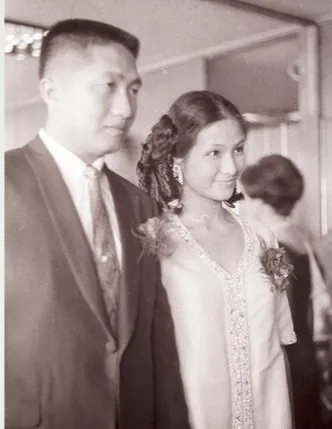 郑佩佩与前夫原文通1970年的结婚照，照片中的郑佩佩美丽动人，风华绝代。原文通是