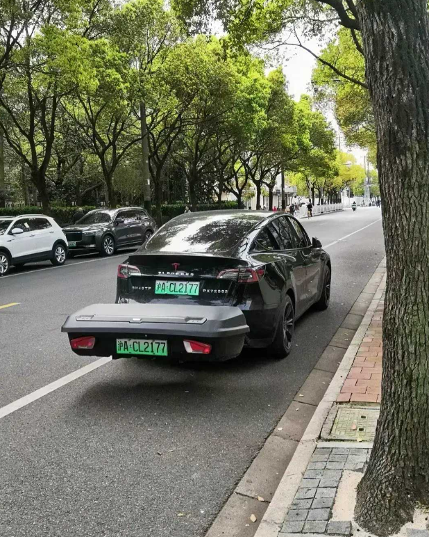 看到一辆特斯拉的改装 ​，加的啥？后备箱？还是电池包
