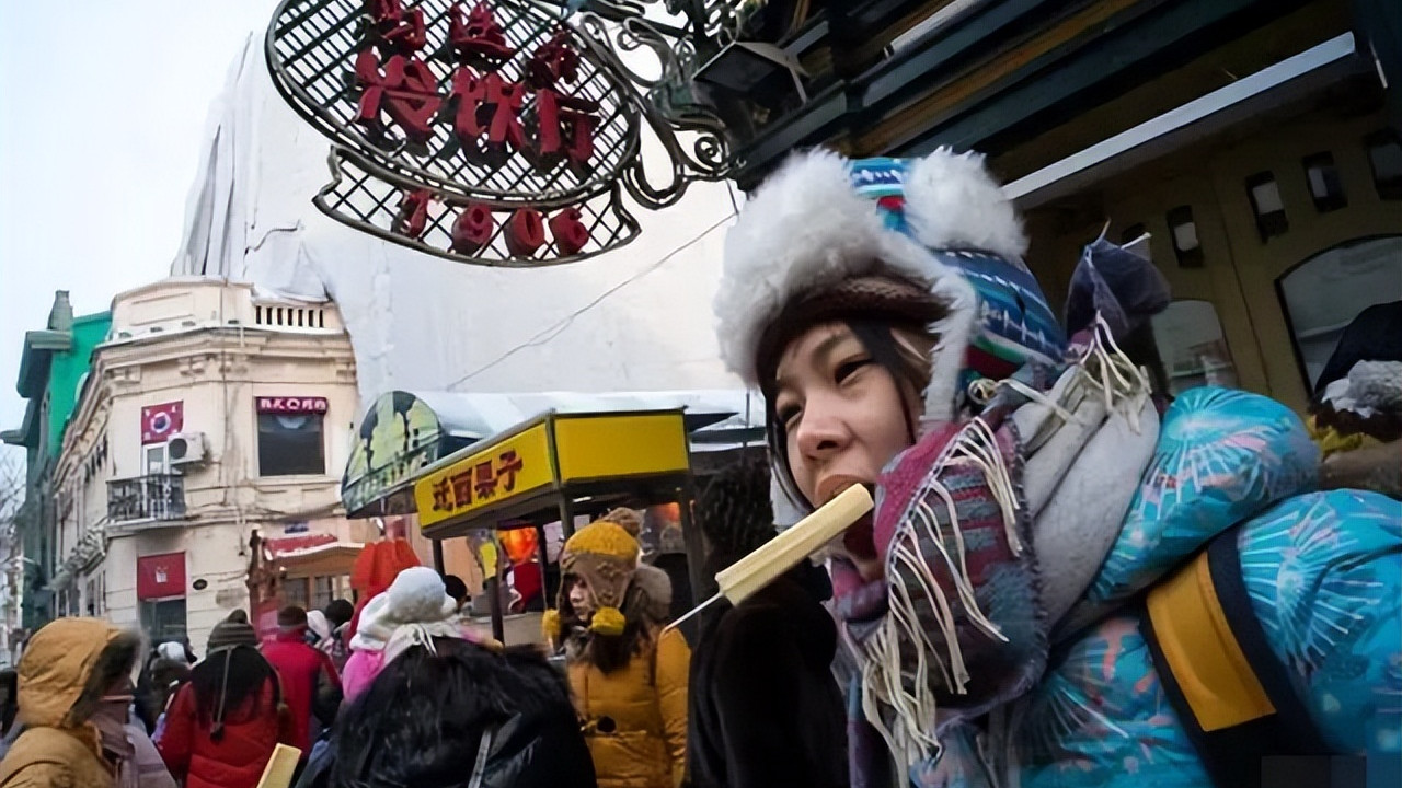 冬天勇闯哈尔滨的南方美女已冻哭