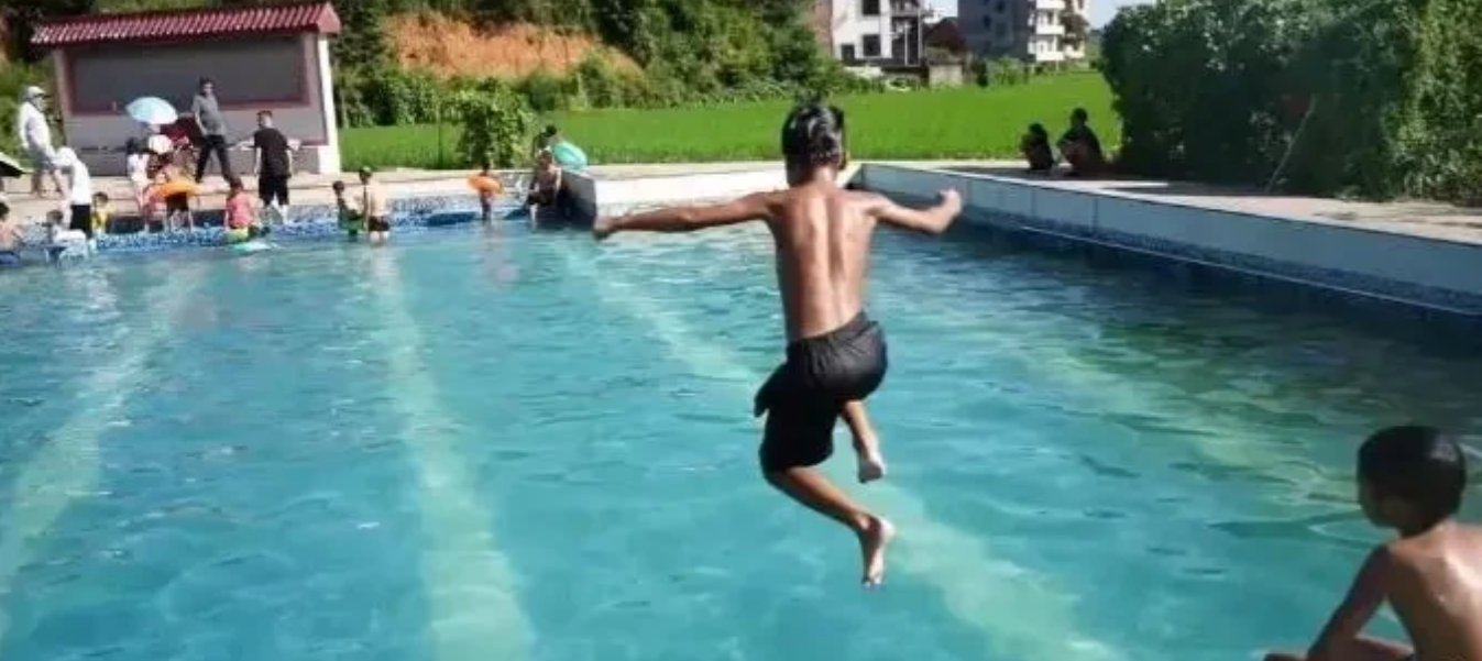 湖南八宝镇领导怕暑假小学生去河里游泳会溺水，便改造了十一个游泳池出来，其中八个为