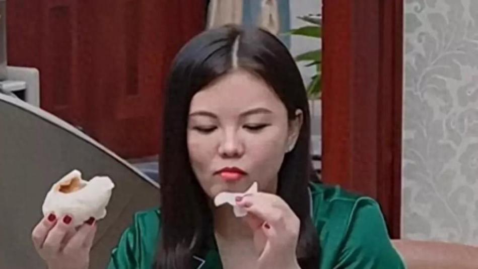 “不知道中国有没有，在香港是有的”，双面人李湘彻底瞒不住了