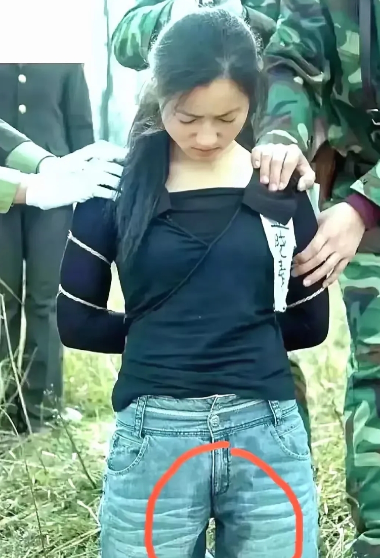 1994年郊外刑场，26岁的女毒贩牛小秀被枪决的现场！留下的一张老照片！

仔细