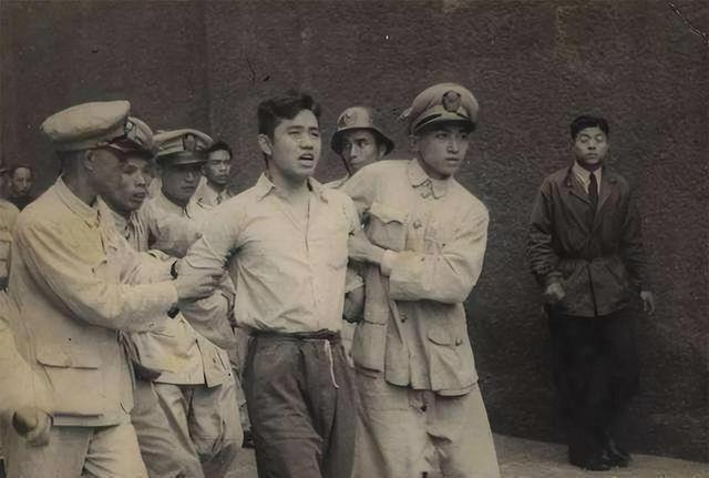 “家里有狗，快回家！”1947年，在甘肃刑场之上，就是这样一句“疯话”救了几个革