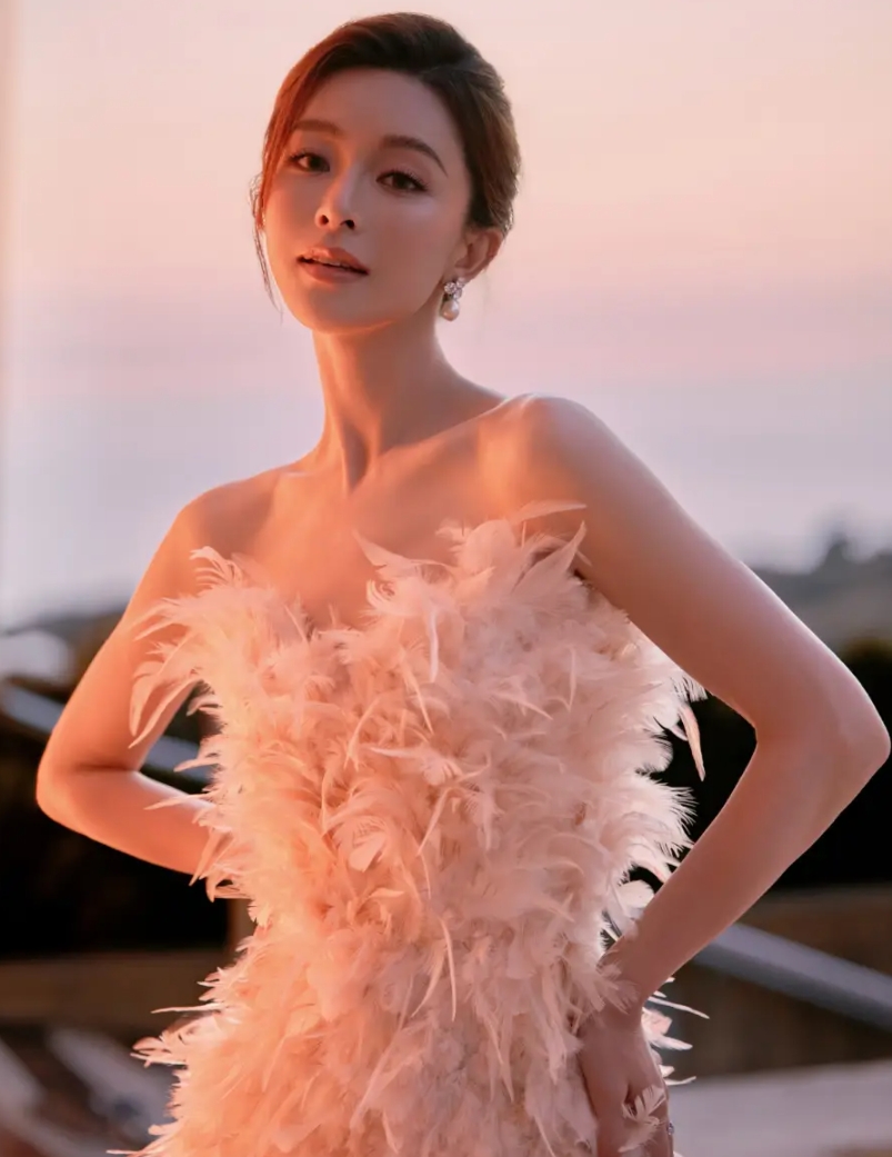 文咏珊穿羽毛抹胸裙美若天仙