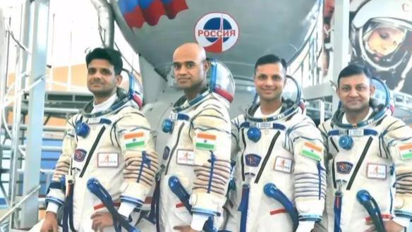 印度载人飞船溅落海中，测试航天员出舱！首次飞行延期到2026年