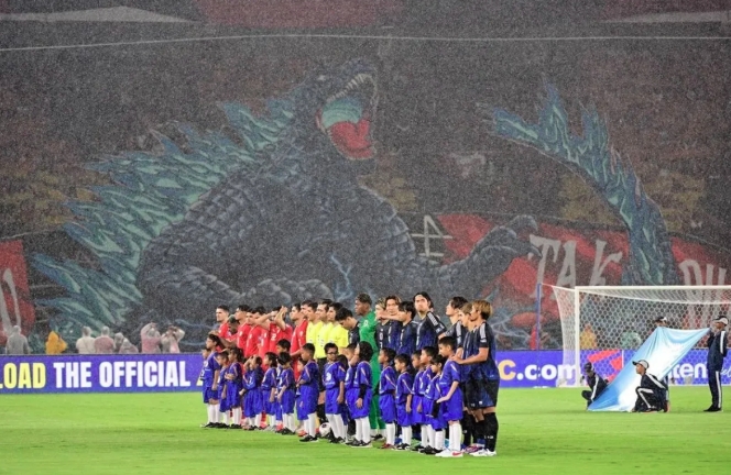 印尼球迷为日本队打出哥斯拉的tifo