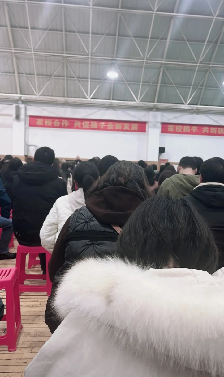 家有高中生中第一次家长会
主题是期中考试和选科。
首先，学校请了心理学专家给家长