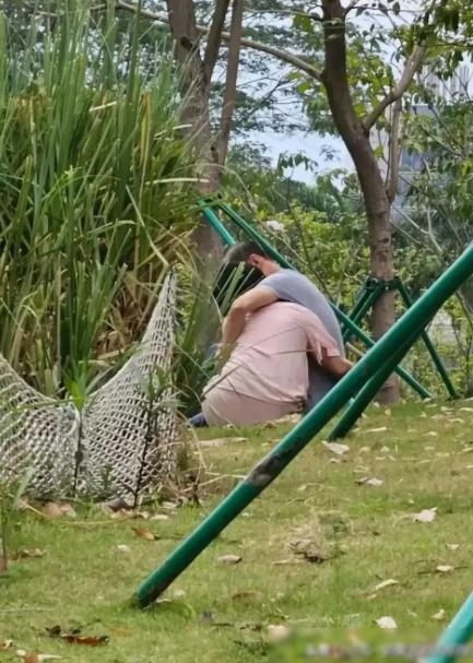 又被误导的一张照片 近期网上流传一张一对老年男女在公园搂抱、接吻、身体深度接触的