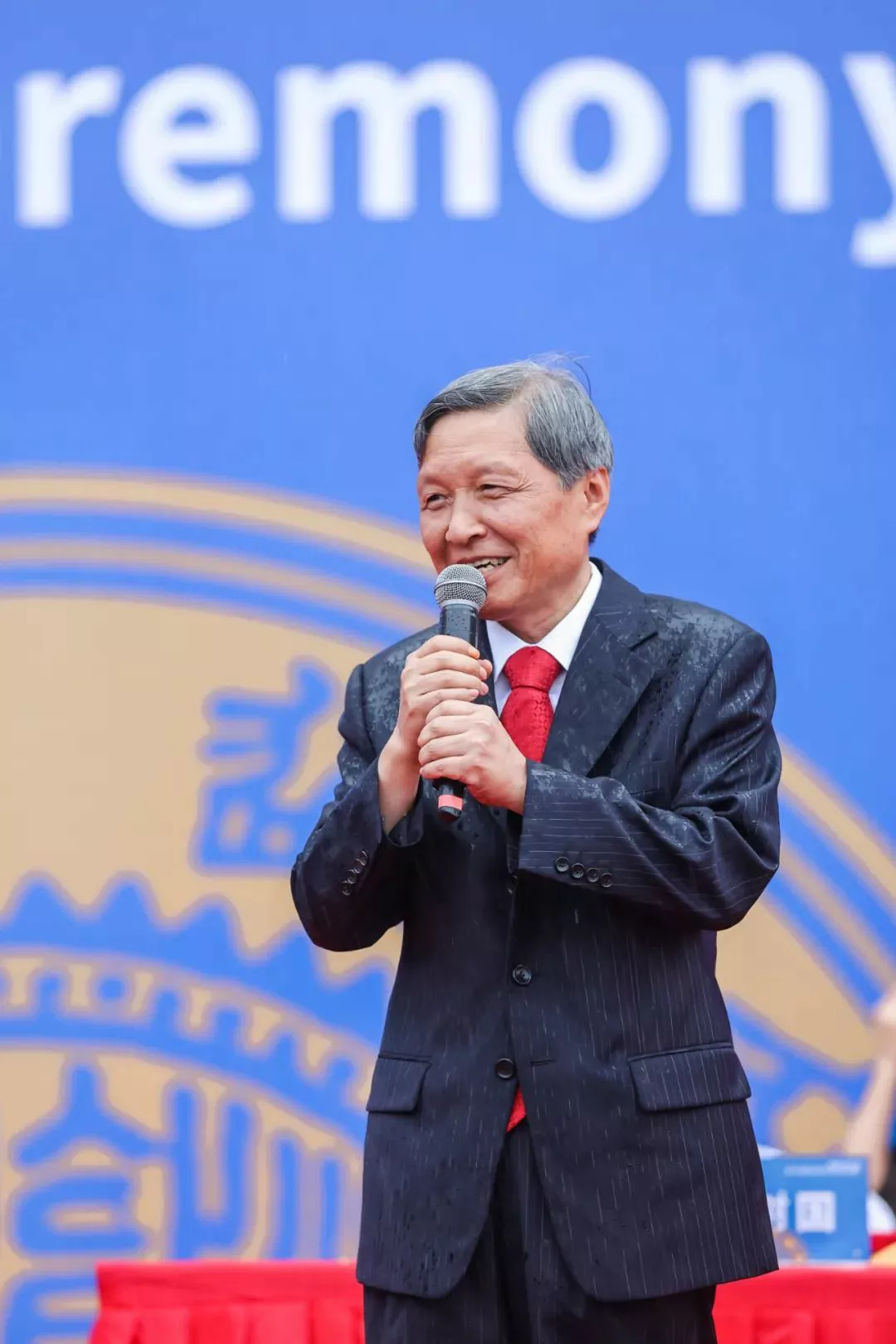 当网红校长遇见网红企业家，爱国没商量。

一个是知名教育家，深受各界人士爱戴和热