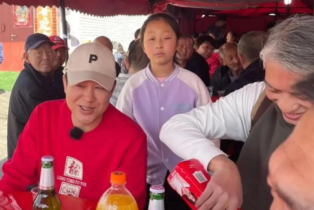 张颂文和雷军互动，引发网友关注。张颂文开玩笑要车，雷军慷慨相送，两人的互动引发网