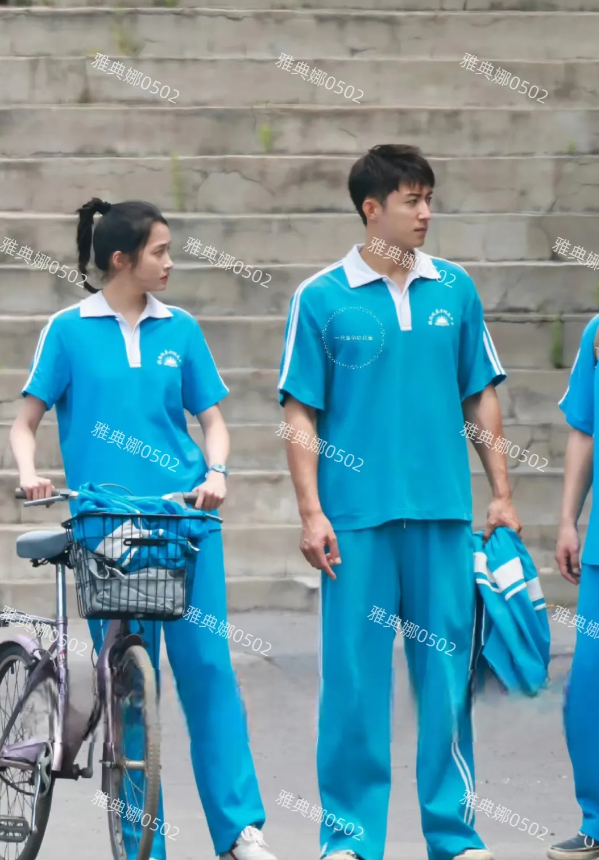 关晓彤黄景瑜的身高好般配啊，都是小脸大长腿穿校服也好看。
关晓彤虽然个子高却长了