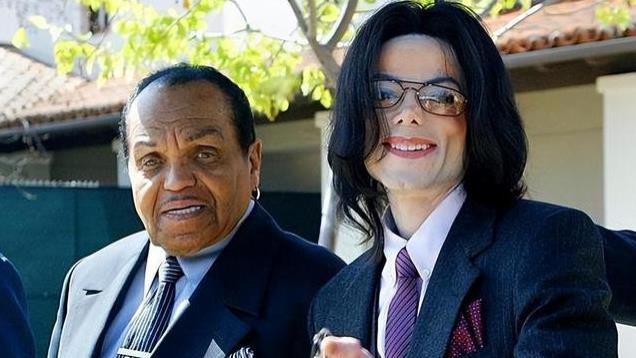 幼时被父亲毒打，13岁时被化学阉割，迈克尔·杰克逊的屈辱童年