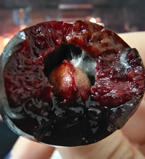60块钱一斤的车厘子，咬开里面有白絮，这是坏了还是正常现象？？？

今天回家路上