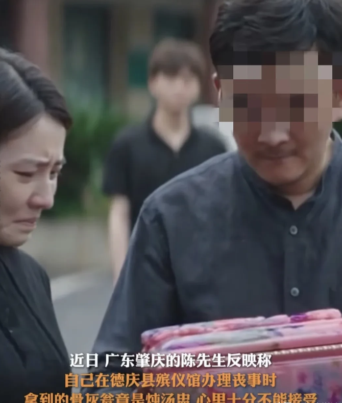 广东肇庆，夫妻俩的孩子没保住，无奈做了引产，丈夫将胎儿送到殡仪馆火化，还选了一个