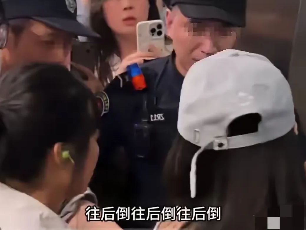 谁给你的特权！在青岛机场，有网友在乘坐机场电梯的时候，意外碰到了某“大明星”。没