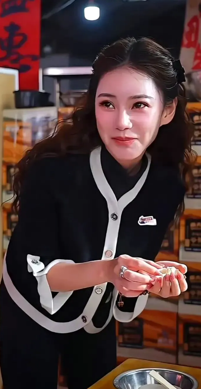 麻六记四周年直播，马筱梅跟着学包子，她一看就不会干活，即使不会包也很努力的学态度
