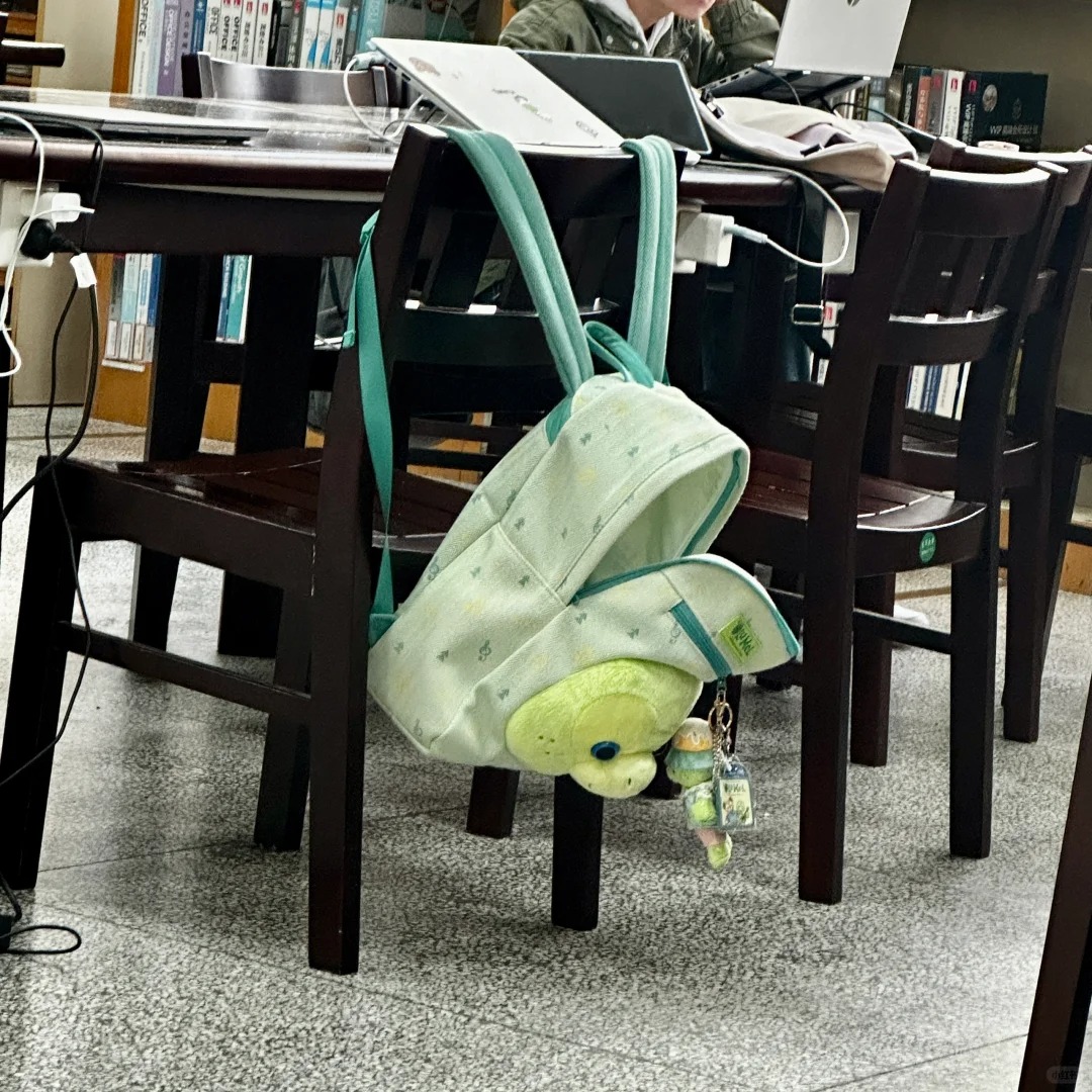 图书馆遇到了同款
在图书馆遇到了和自己一模一样的olu包
olu拯救世界
