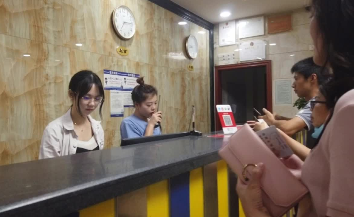 浙江绍兴，黑心老板拖欠工资，小伙多次讨要反遭侮辱是下等人，小伙一怒之下，直接从衣
