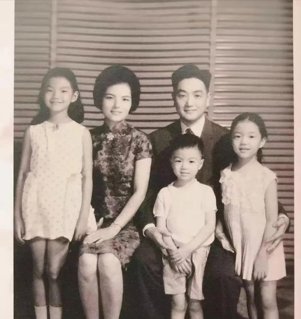 再不要骂平鑫涛的儿女们了！
看看小时候的他们有多幸福？
都是公主和王子！
琼瑶不