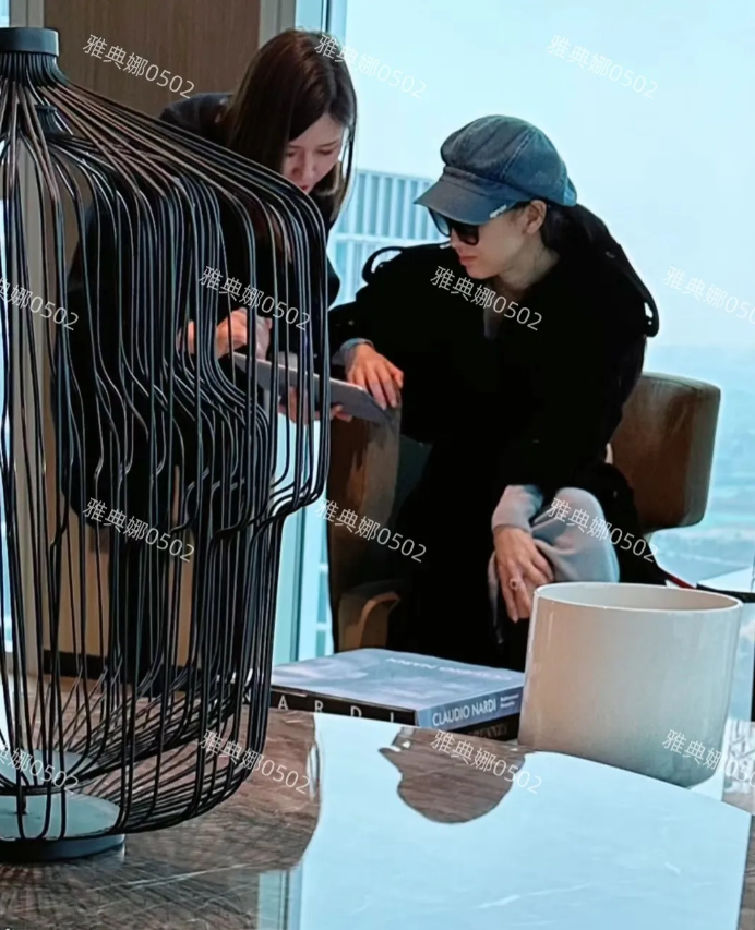 看楼盘偶遇黄圣依，本人个子不高，非常瘦脸色很憔悴，年龄感重看着不年轻，素颜与普通