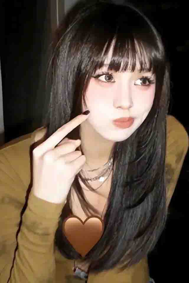 #汪峰女儿小苹果晒留学照#看上去不像章子怡？那就对了，小苹果是汪峰和葛荟婕生的。