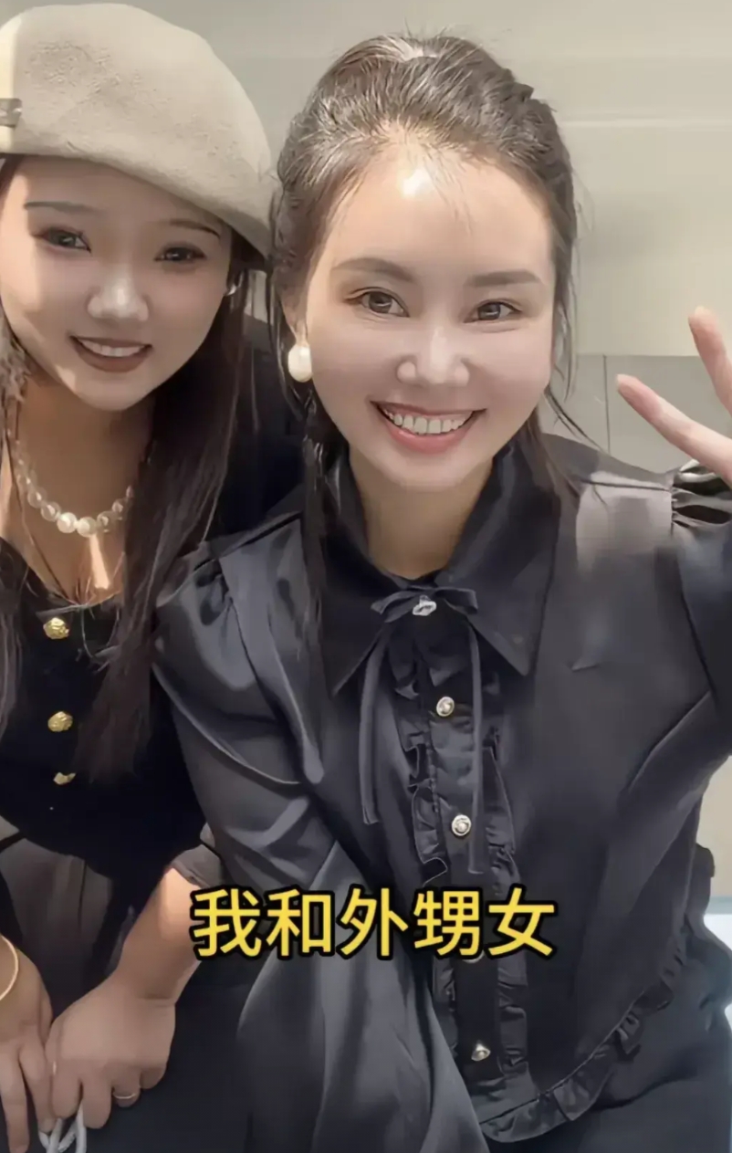 杨妞花的外甥女曝光
小姑娘看起来有二十多岁了
跟着小姨混好时尚
小姑娘说不定能成