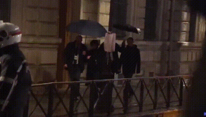 马斯克上街有几个保镖？和FBI、CIA宣战只能拼命提高安保等级！
近日有媒体拍摄