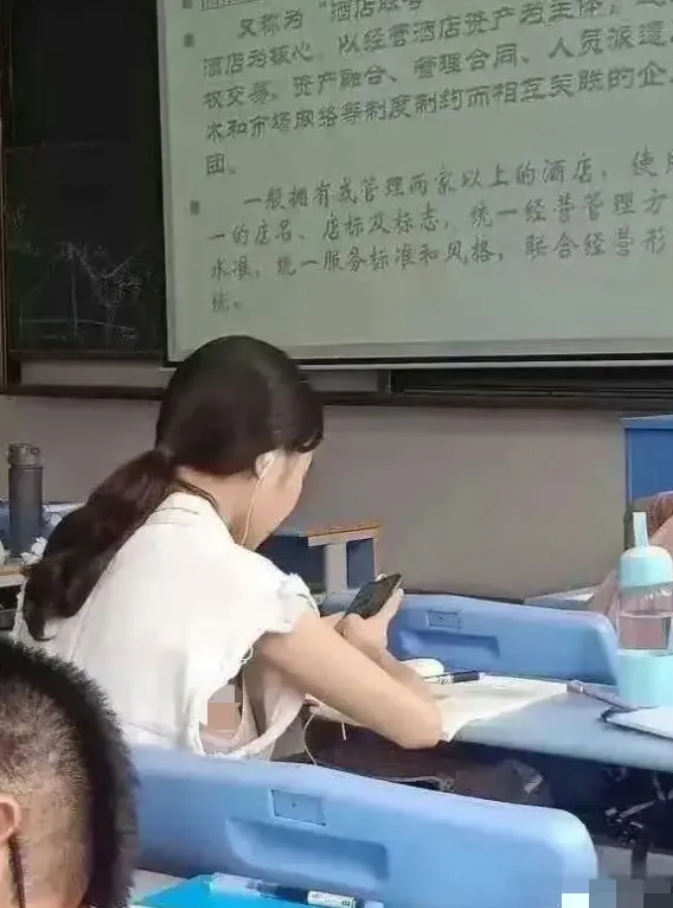 想请教一下，穿这种衣服上课会感到冷吗？
