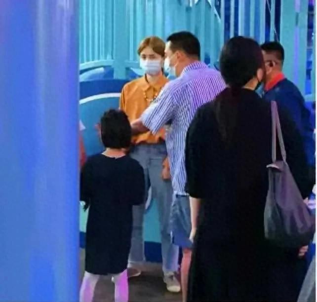 黄磊老师这……是不是有点发福了？感觉中年男人的快乐肥是躲不过去的啊