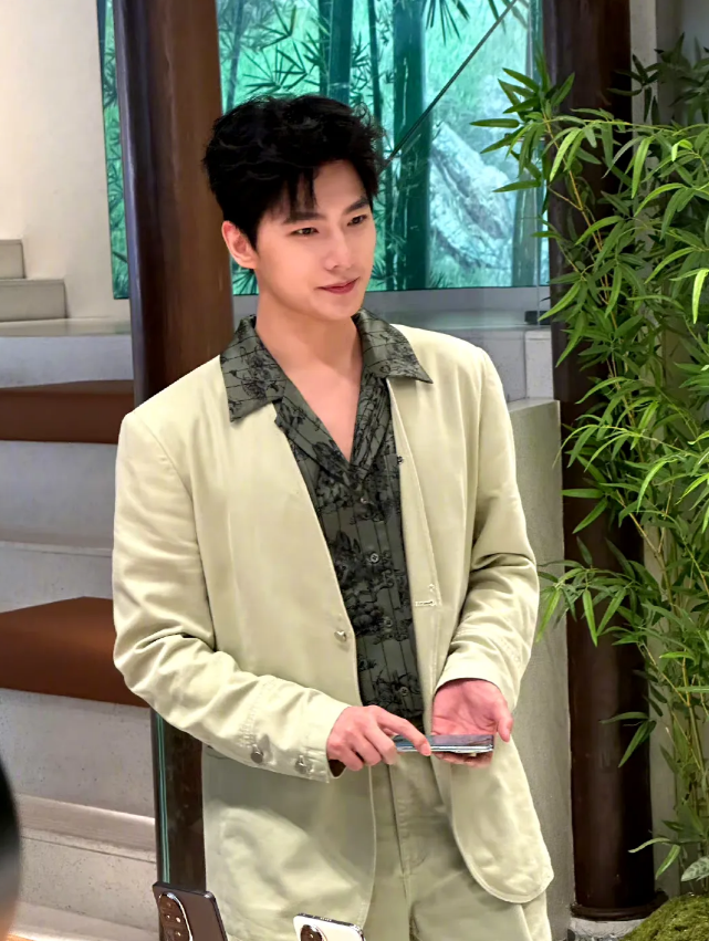 成都宽窄巷子偶遇杨洋，本人超级帅，五官精致皮肤好，他不愧绰号叫杨不修，生图直出每