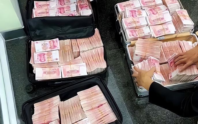广东惠州，一律师帮同事的一个当事人找法院关系，希望能减轻刑事处罚。律师帮忙后，当