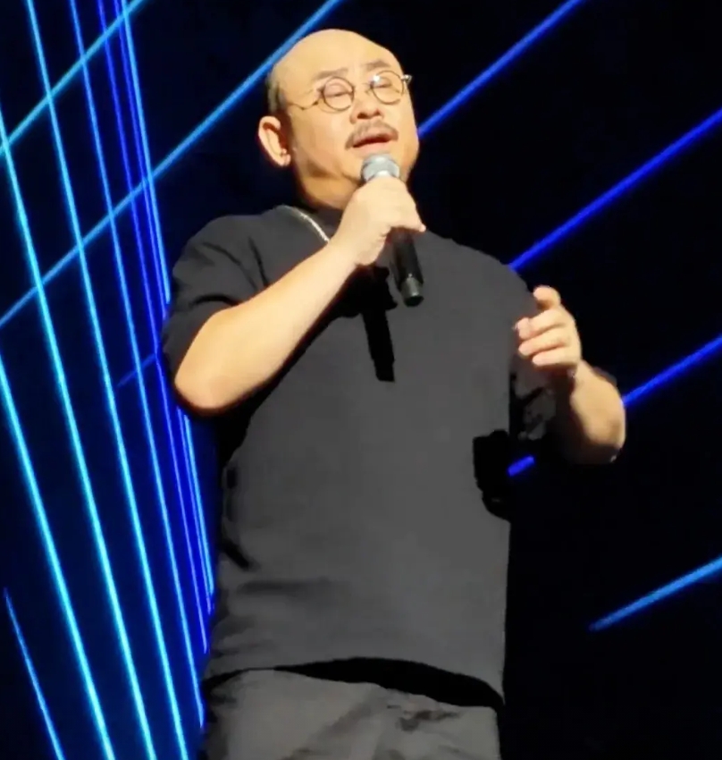 截止到目前，刀郎6座城市巡演的特点如下：

1、成都演唱会。

①：一位85岁白