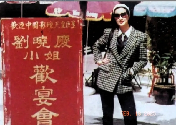 42年前，刘晓庆在新加坡被誉为“中国影坛天皇巨星！
         这张老照片