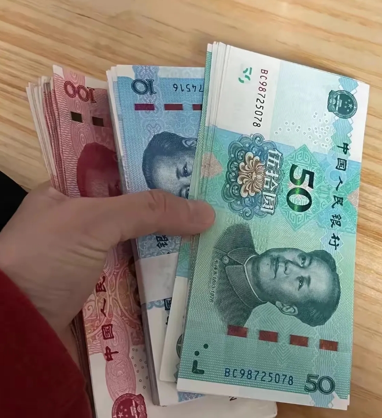 眼瞅着这春节就过完啦，我家儿子今年可收了三千来块的红包呢。我都帮他妥妥地存到银行