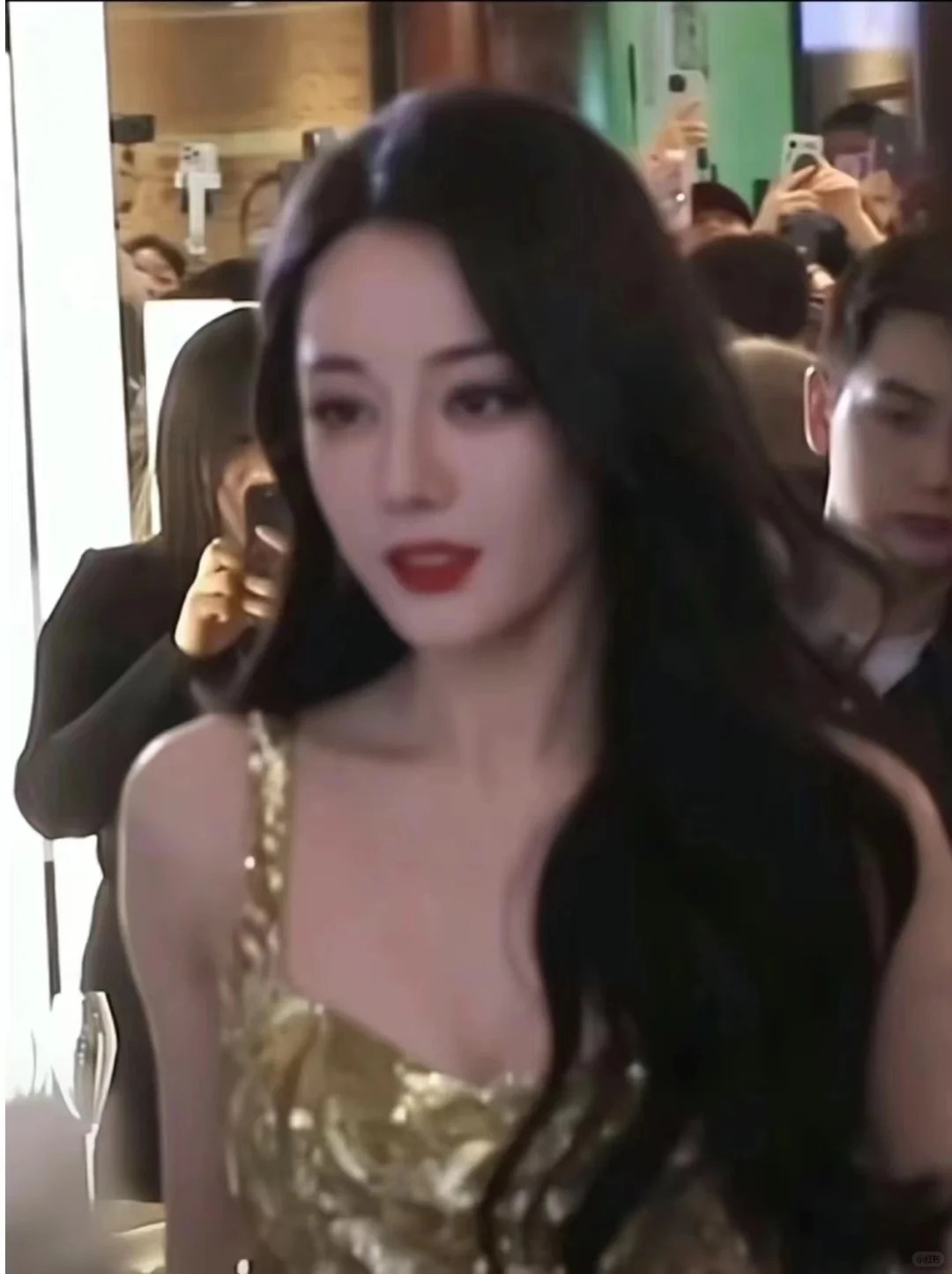 这是生图？磨过了吧
我想吃镜头了
怎么有人
👃这么挺
就我扁扁嘛