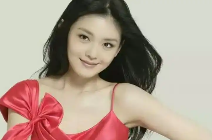 在命运的迷雾中，人们总是试图寻找一丝光亮，以窥探未来的轮廓。然而，当“s”的离世