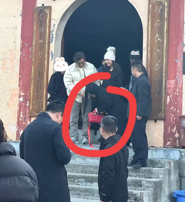 王诗龄，怕是全世界最不缺爱富二代！

即使爸妈离婚了，也会陪她出来旅游，这次还去
