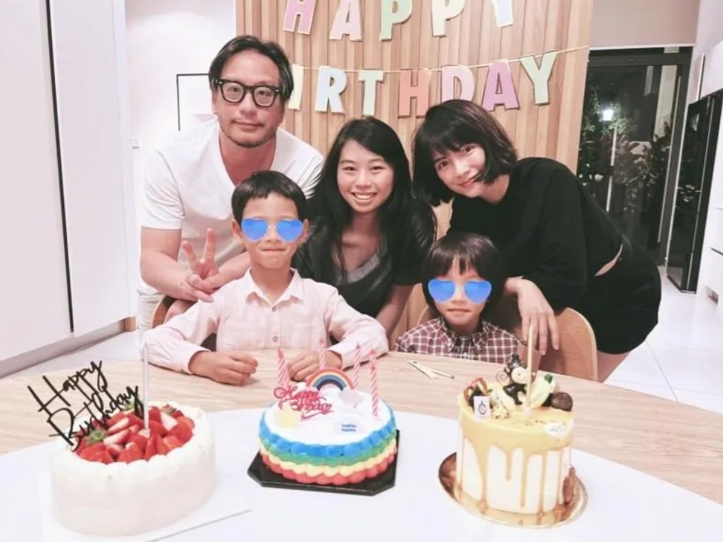 49岁同框18岁卢昱晓，把卢昱晓压的死死的，她可是著名“鬼后”，演恐怖片闻名明明